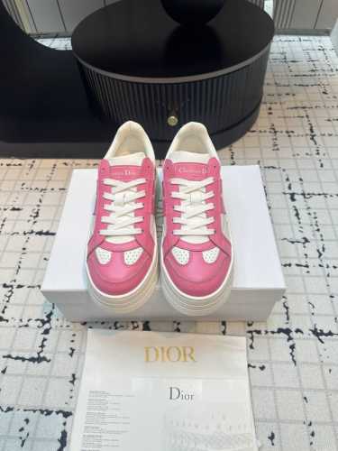 Dior迪奥 24春夏松糕厚底休闲运动鞋小白鞋 采用绿色和白色光滑牛皮革精心制作，侧面饰以白色五角星 印花标志，鞋舌、鞋底和后侧饰以各种特色细节提升格调，而孔眼