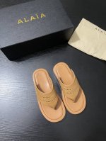 ：350 Alaa这双夹趾凉拖 简约白色自带清冷感。独特的镂空洞洞设计，打破单调，时髦度飙升。上脚瞬间，休闲与时尚完美融合，无论是漫步街头还是度假出行，都是吸睛