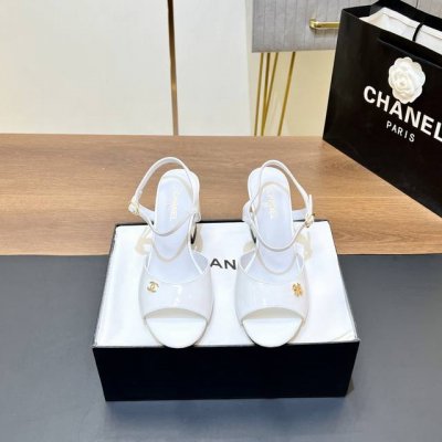 顶级版本 官网同步chanel 24新品异形跟 高跟鞋 凉鞋 香奶奶家一贯的优雅名媛气质 高级感十足 上脚非常nice～ 不管光脚穿或搭配裙装、裤装、 都非常百