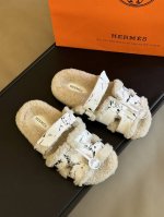 顶级版本 Herme S #皮毛一体卷糕毛二舅拖 鳄鱼纹牛皮系列 今年面料均选用a+皮毛一体卷糕毛 毛茸茸的 敲可爱的，踩云脚感，光脚或者搭配个袜子穿，都时髦的