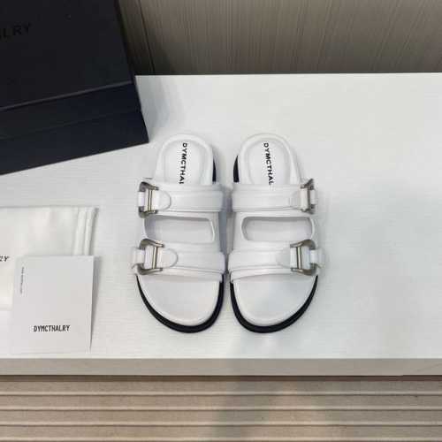 出厂价 小众品牌dymonlatry 春夏懒人拖鞋 春夏怎么可以少的了博肯拖鞋，无论是日常穿着还是出游，它的适配度都很高，简约的造型不挑搭配，主要是脚感无敌，真
