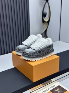 莞产淋胶顶级版本 ！Lv 早春淋胶胖丁情侣款，全新trainer2代胖丁鞋亮相！ 新款鞋型在鞋面设计上并没有太大的改动！而是鞋型变得更大更宽，更厚以及鞋舌变大取