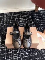 代购级 Miu Miu 缪缪 25ss 春夏季新款 芭蕾舞鞋 缪家以芭蕾的灵动意韵融于日常. 以现代笔触刻画舞鞋经典轮廓！超软的漆皮皮质款芭蕾舞鞋. 从经典日式