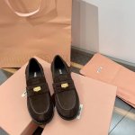 代购级 miu Miu 硬币鞋25Ss 缪缪春夏新款 方圆头 乐福鞋 上世纪50年代，乐福鞋搭配制服，风行美国校园。学生为抗议校内着制服的规定，便将一枚硬币嵌入