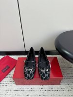 Gucci开挂玛丽珍来啦属于 Sabato的第一个爆款来了！ 24最新款马衔扣扣显玛丽珍法式复古感好迷人一眼就相中，显白又显优雅气质~无论是搭配裙装还是都hin