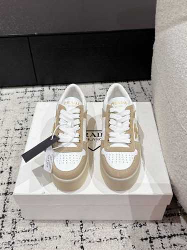 Prada 普拉达 25 最新Downtown Bold系列 厚底 三角标 休闲 小白鞋运动风设计搭配精致细节。采用穿孔皮革打造，个性的厚底呈现别具一格的现代风