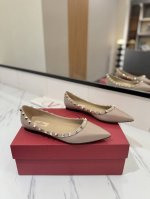 出厂价： Valentino 华伦天奴铆钉 VT经典尖头平底单鞋，顶级复刻！侧身弧线完美，原版开模定制不生锈铆钉 特别有质感的五金衬托出满满的高级感，带给您正品