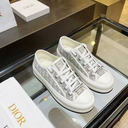已出货，已出货 Dior爆款老花厚底刺绣 元，女神款 Dior2025年大爆款，鞋面继承经典老花系列，内里羊皮，牛皮垫脚，橡胶大底轻便，大底厚5cm,让你立刻变