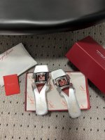 代购级别 Roger vivie*24 早春 方头方扣凉拖方头爱心拖鞋简单大方 气质优雅 随便搭配都散发出高贵气息 新出的这款凉鞋绝了 脚感好到不得了 试过的都