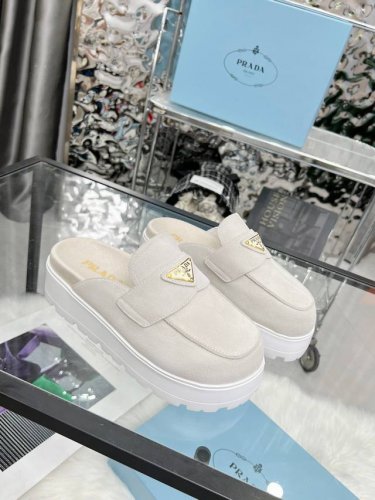 360 Prada2025 普拉达包头拖鞋 prada 25Ss 新款春夏 现代风格的线条和原始的建筑体量定义了这些具有复杂魅力 prada三角形的标志性几何形