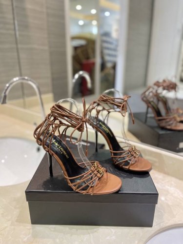 Saint Laurent 圣罗兰 夏日清凉爆款，闪亮登场！ 原版开模字母扣 意大利真皮大底。 跟高:10.5Cm 颜色:黑色，杏色，棕色 Size:35-40