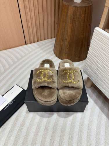 24Ss秋冬新款羊毛拖鞋厚底毛毛鞋 包头款鞋面大双c 采用电绣工艺，一字款采用金钉打造双c标识！整个鞋子毛茸茸的很舒服，上脚感更是要沦陷了超级爱！简直就是冬天里