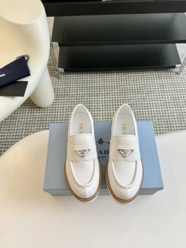Prad*普拉达 24 软牛皮厚底经典三角标乐福鞋 新款配色真的绝！适用于各个季节！当之无愧的四季款，刘雯众多网红上脚，穿上 增高 休闲两不失误，清爽的表现足以