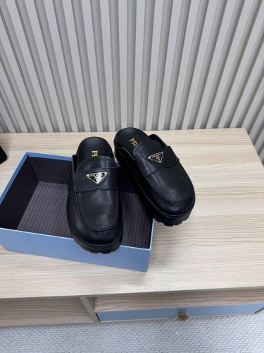 Prada 普拉达 25ss p家 25春夏厚底水台托鞋 德训风格 牛皮磨砂皮面料 绒布内里 发泡大底 超轻 Zp五金扣三角标点缀 完美演绎高级简约风格！关键上