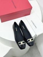 冲量价 24Ss Ferraga*O菲拉*慕新版gancini马蹄扣皱漆皮平底芭蕾舞鞋！ 菲拉*慕芭蕾舞鞋又出新款啦～今年大热的芭蕾风，时尚精人手一双 面料：进