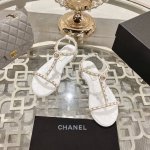 Chanel 小香2025ss春夏最新走秀时装 链条装饰 顶级品质！精确到1：1 轻奢而不累脚、上脚可随意搭配春夏的服饰、更加彰显质感和品味、简约中带奢华的外观