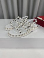 冲量价: Valentino华伦天努 春夏新品竹笼铆钉凉鞋 王室贵族的钟爱，雍容华贵，气质高雅，满身的铆钉点亮整体造型。 夏天穿这款鞋子真的绝美女孩子真的无法抵