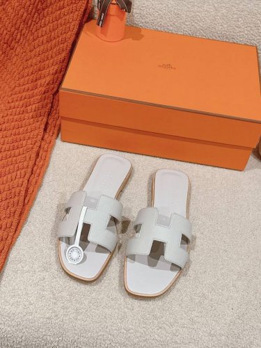 Hermes 爱马仕h拖鞋oran凉鞋系列 时尚又百搭 超级舒服 每个细节都做到极致 原版swift小牛皮 原版1:1独家私模鞋面 原版真皮沿条大底 包装 每对