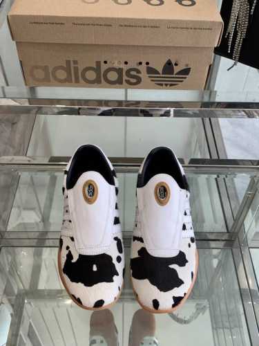 Adidas 阿迪达斯 25Ss春夏新款 一脚蹬 平底 跆拳道鞋 休闲鞋 简直就是球鞋界的“流量收割机”！ 搭配阿迪达斯三条纹元素，这种配色真的爱了！！！ 以舒