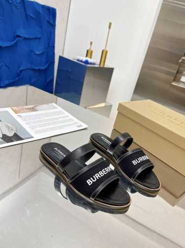 新品上架Burberry 巴宝莉平底拖鞋渠道货 硫化一脚蹬巴宝莉帆布鞋原厂跟单，必须专柜一致！鞋面采用宝莉经典格纹纹设计拼接牛皮，羊皮内里及垫脚，极致柔软的皮革