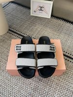 Miumiu 2025Ss新款 罗马厚底魔术贴凉鞋 最新走秀款，经典升级 舒适度与时髦度并存 设计搭配不同风格需求 原版定制织布 原版开模防滑大底 鞋码: 35
