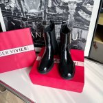roger Vivier最新wallaviv系列 结合品牌一贯的优雅元素和个性的厚底设计 推出酷帅的切尔西踝靴。 进口a级小牛漆皮 进口开边珠 混种羊内里 原版