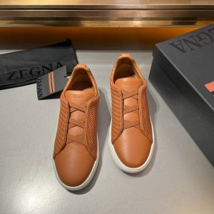 tiziano 是杰尼亚 Couture 系列的“主打款”运动鞋 彰显品牌为人著称的精致工艺细节 本季推出黑色套穿款 采用 Pelletessuta 和光滑小牛