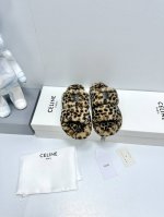 Celine赛琳 冬季新款羊毛拖鞋这一季的思琳又让我重新爱了它一次！这季节美鞋太多这款毛拖真的是让我无法自拔真太可爱了～ 毛茸茸的羊毛是选用欧洲进口a级羊毛 我