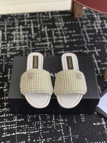 代购级 Chanel 小香 25Ss 春夏新品度假 珍珠懒人拖鞋 小香的一款全新设计 鞋面纯手工珍珠编织搭配双C五金装饰 简约百搭上脚超级美的 怎么看都超美 鞋