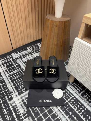 25Fw春夏新款chanel小香水钻双c一字拖鞋 穿不腻的百搭凉拖 超经典的一款 休闲中带着精致 气质拿捏稳妥 今年春夏绝美加分宝藏！ 鞋面：小羊皮 天鹅绒 内