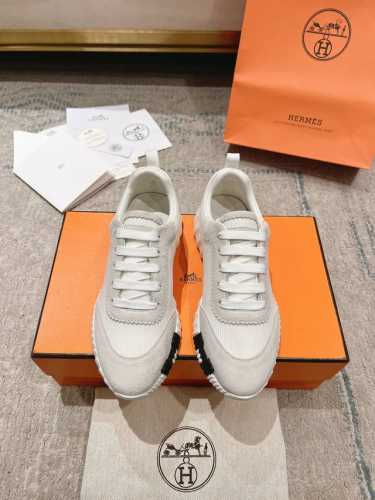 顶级版本 2024Ss Hermès 爱马仕 初秋新品 情侣款 休闲鞋 拼色设计mm风 超前时尚 简约高级 随意搭配 上脚非常轻便舒适 鞋面：麂皮 牛皮 内里：