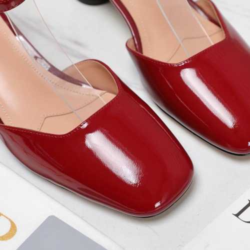 Dior Ss24迪奥 新品｜ 玛丽珍中空凉鞋 Cd家这一季的玛丽珍别具一格，优雅气质～ 上脚超好看 ，柔软舒适日常高频搭配单品！ 材料与工艺： 原版定制牛皮面