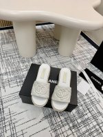 330顶级版本Chanel香奶奶2025春款 专柜顶级双C凉鞋 这款经典设计；不平凡的双C拥入了多种配色元素…… 多元化混搭非常好看百搭，上脚非常轻巧 舒适超级