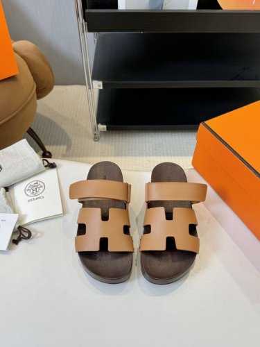 HermèS 爱马仕经典凉拖 极约复古的设计 浓厚的异域风情 时髦感十足、随便上脚都很有腔调 简简单单的款式随便搭配一下高级感就很棒 百搭的颜色流畅的线条很难不