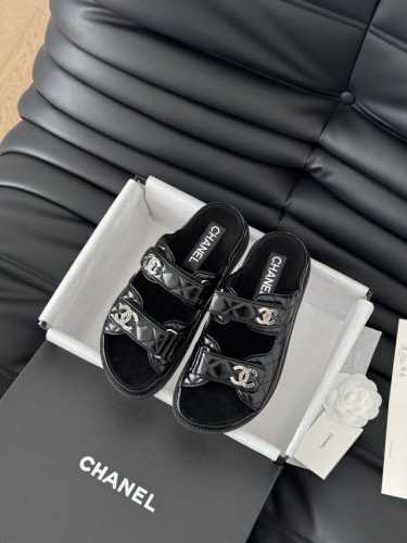 半拖 凉鞋 真皮底30Chanel 25新魔术贴凉鞋版面！顶级对版货！所有的颜色我家都有！鞋面进口面料，垫脚内里羊皮，原版五金扣。均配专柜顶级包装！Size:3