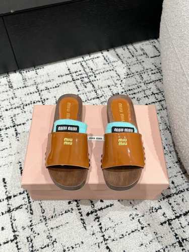 跑量 高版本 配有袜子一对Miu Miu 繆繆 25 春夏 木板拖鞋Miumiu的这双拖鞋，针织袜套穿硬底拖鞋，多种色彩，混搭的，必将成为明年夏季的一道风景线鞋