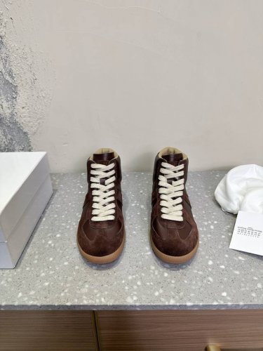 男码+10 maison margiela 马吉拉 经典款 高帮 德训鞋马吉拉最最舒服的德训鞋子了！复古感满满！随便穿搭就可以很高级！鞋子很轻便！穿起来上脚超级