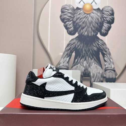 出厂:情侣 独家顶级版本 Air Jordan耐克联名25vs春夏最新王炸爆款系列 情侣烫钻拼色休闲鞋 唯独一款牛皮拼色的高帮鞋，耐克乔一情侣毛鞋让鞋迷大开眼界