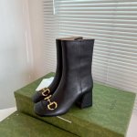 Gucci古驰秋冬新款马衔扣方头高跟中筒靴时装靴短靴 这款踝靴采用牛皮鞋面制作，饰以品牌经典的马衔扣符号元素，立体方跟和方形鞋头令整款设计更添精致感。 材质：鞋