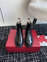 代购级 Roger Vivier 24Ss 秋冬新款 钻扣牛皮 一脚蹬 松紧 马丁靴 新款viv Run系列方钻切尔西松糕底靴顶级上新 这款火爆时尚圈的rv钻扣