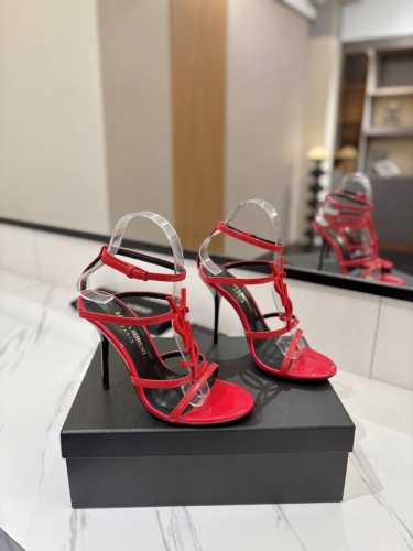 工厂直销 SAINT LAURENT 圣罗兰 YSL字母金属扣烤漆跟高跟凉鞋。特色的YSL字母扣设计，独享不一样的风采。面料采用进口镜面牛漆皮.混种羊皮_内里使
