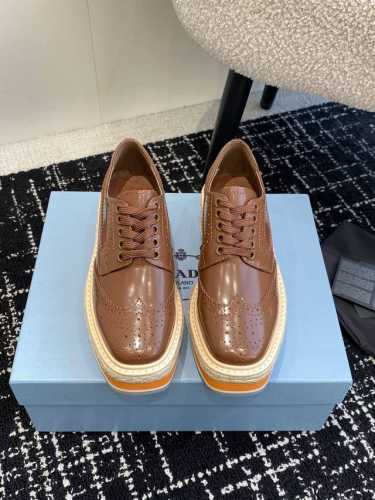代购级 Prada普拉达 24Ss 秋冬最新厚底 系带冲孔 布洛克 松糕鞋 原版购入开发 从1980年代的篮球鞋汲取灵感，运动风设计搭配精致细节 采用穿孔皮革打