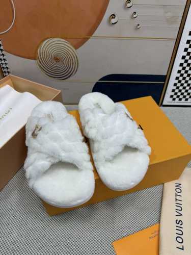 顶级版本lv 新色羊毛拖鞋頂级品质纯皮毛一体羔羊毛打造！米超温暖的感觉，穿上仿佛踩在云朵上经典老花装饰，精致高级！让这双毛拖身价陡增！鞋底是原版开模的防滑橡胶大