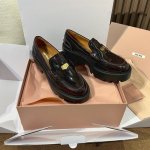 miumi*谬家最新款厚底金币乐福鞋，存在一种复古英伦感，顺带着一股学院风！材料都是纯进口开边珠牛皮！意大利进口小牛皮里！定制ip发泡大底，很轻！鞋面金币点缀，