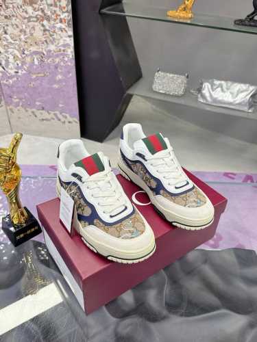工厂价： 2025蛇年限量版Gucci古驰 最新爆款情侣运动鞋系列原版购入开发 做货，这款高低帮运动鞋采用篮球风格廓形设计，巧妙融入镂空拼片和做旧效果，尽显别样