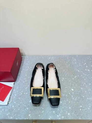 Roger Vivier Rv 24Ss 新款 小粗跟 方扣 芭蕾舞 单鞋 始创于1965年，Roger Vivier是品牌代表作，以其特别的饰扣和skyscr