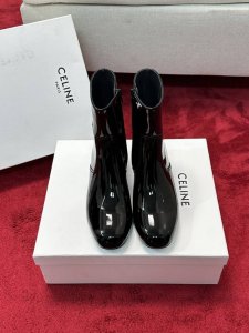 代购级 短靴 长靴 白色定做 Celine 赛琳 24Ss秋冬新品 粗跟 短靴 塞琳这一季好看的款式真的是很多 比如这款军靴就很机车风 重点夸夸靴筒设计 完全不