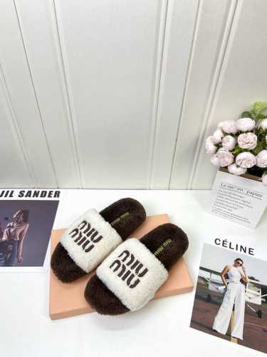 工厂 Miumiu经典秋冬字母毛毛拖鞋 这季节美鞋太多这款毛拖 真的是让我无法自拔真太可爱了～ 毛茸茸的羊毛是选用欧洲进口a级羊毛 我们做到与原版一致满鞋 全部
