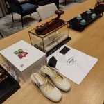 奶茶风系列 顶级包装配套最高版本 PRADA 2024普拉达春季 最新小跟玛丽珍凉鞋、尖拖系列。小粗跟玛丽珍圆头凉 春夏新品， 顶级版本 实力来袭！“原版金属镜