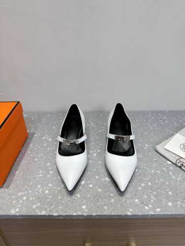 Hermes 爱马仕 25ss早春新款 尖头凯丽扣 高跟鞋经典的尖头版型 搭配极具辨识度的马家五金扣 上脚超级百搭好看时髦 超多明星网红种草 春夏必备 随意舒适